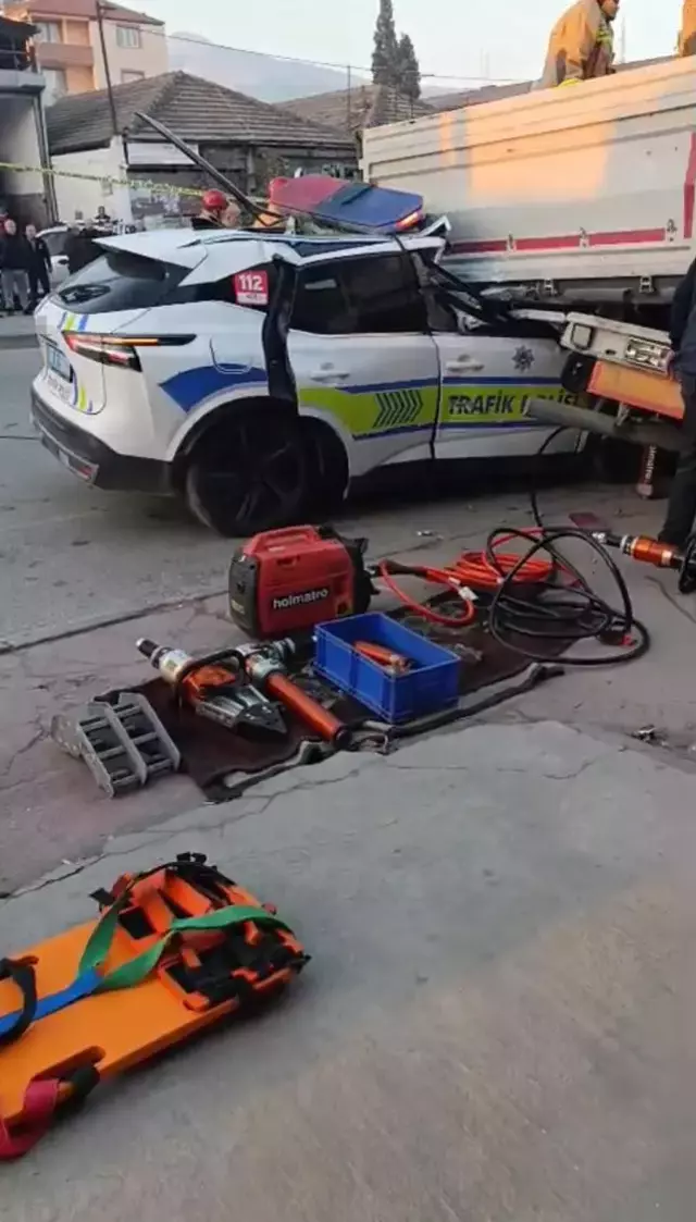 Kazada hasar gören ekip aracı ve TIR dorsesi