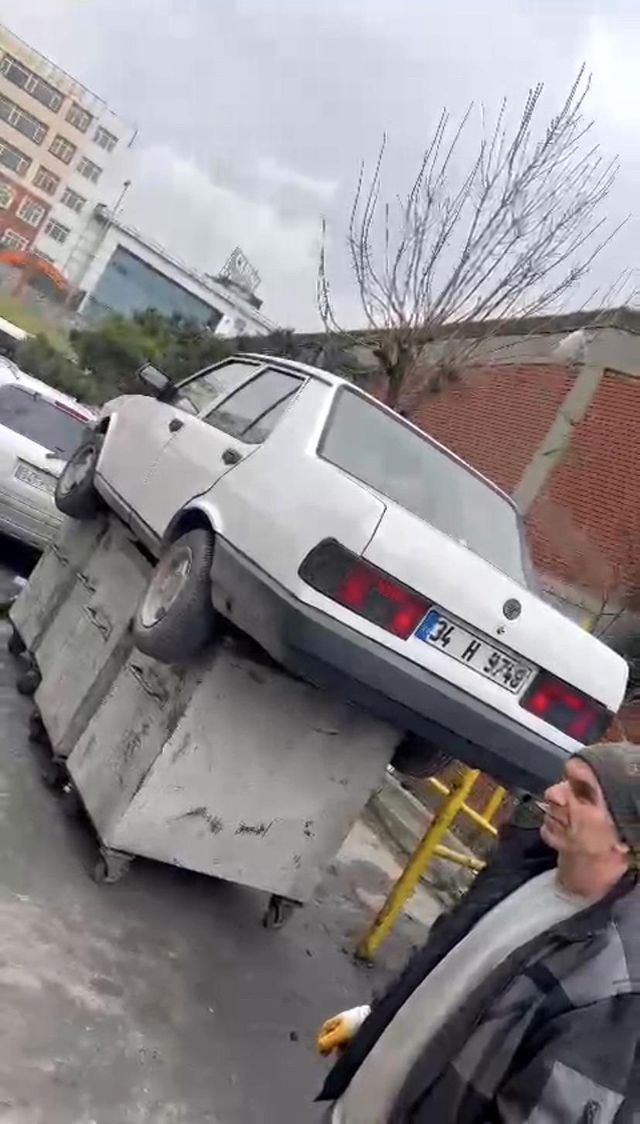 Oto sanayide ilginç görüntü! Arabayı çöpe attı, görenler şaşkınlığını gizleyemedi