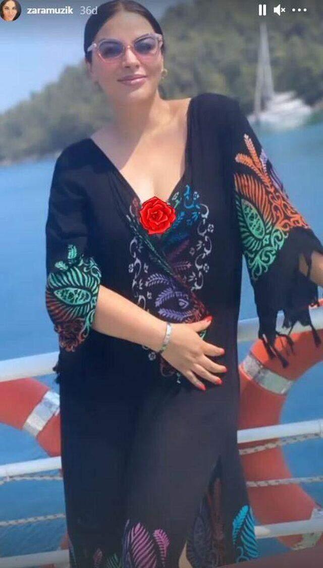 Ünlü şarkıcı Zara, göğüs dekoltesini gül emojisiyle sansürledi