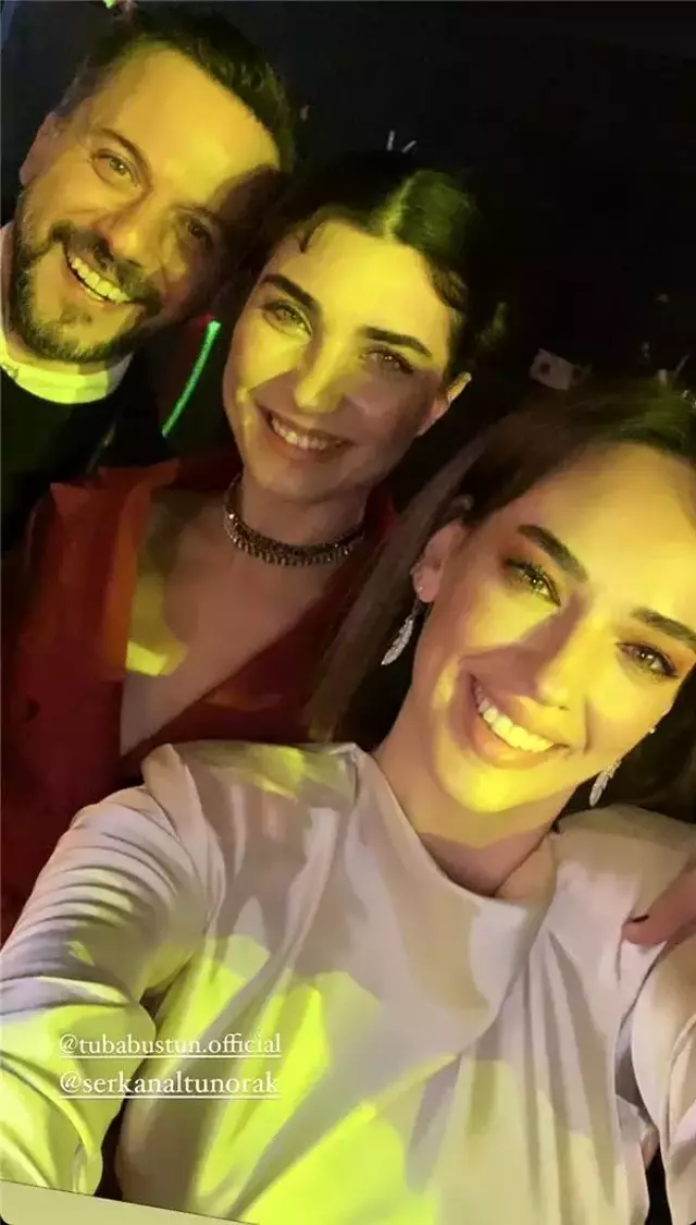 Seda Bakan fotoğraflarıyla olay yarattı! Derin bacak dekolteli elbisesiyle adeta şov yaptı