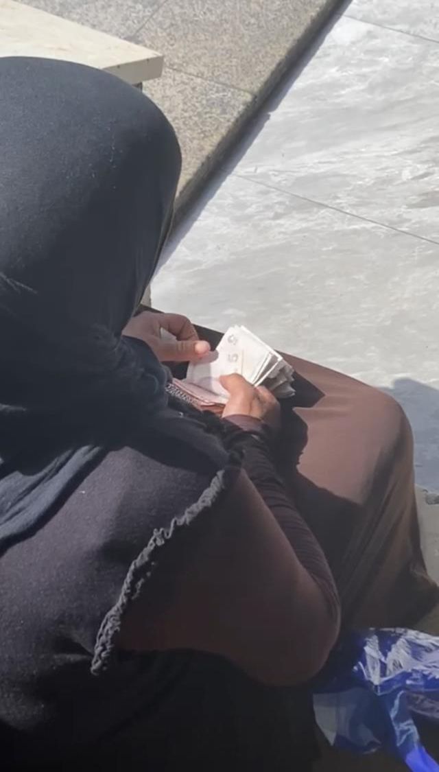 İstanbul'da para toplayan dilenci, gün sonunda merdiven kenarına çömelerek hasılatı saydı
