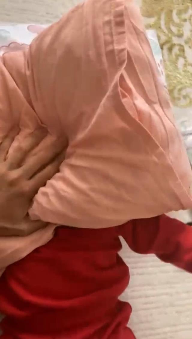 Yastıkla boğmaya çalıştığı bebeğini serbest kalır kalmaz kaçırdı