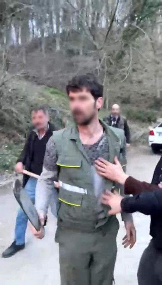 İstanbul'da baltalı oduncu dehşeti kamerada: Başına odunla vurulan genç felç kaldı