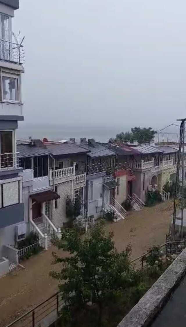 Silivri'de Sağanak Yağış Yolları Nehre Döndürdü