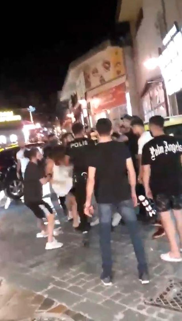 Kızların tekme tokat kavgasında erkekler 'Kafasına vur' tezahüratında bulundu