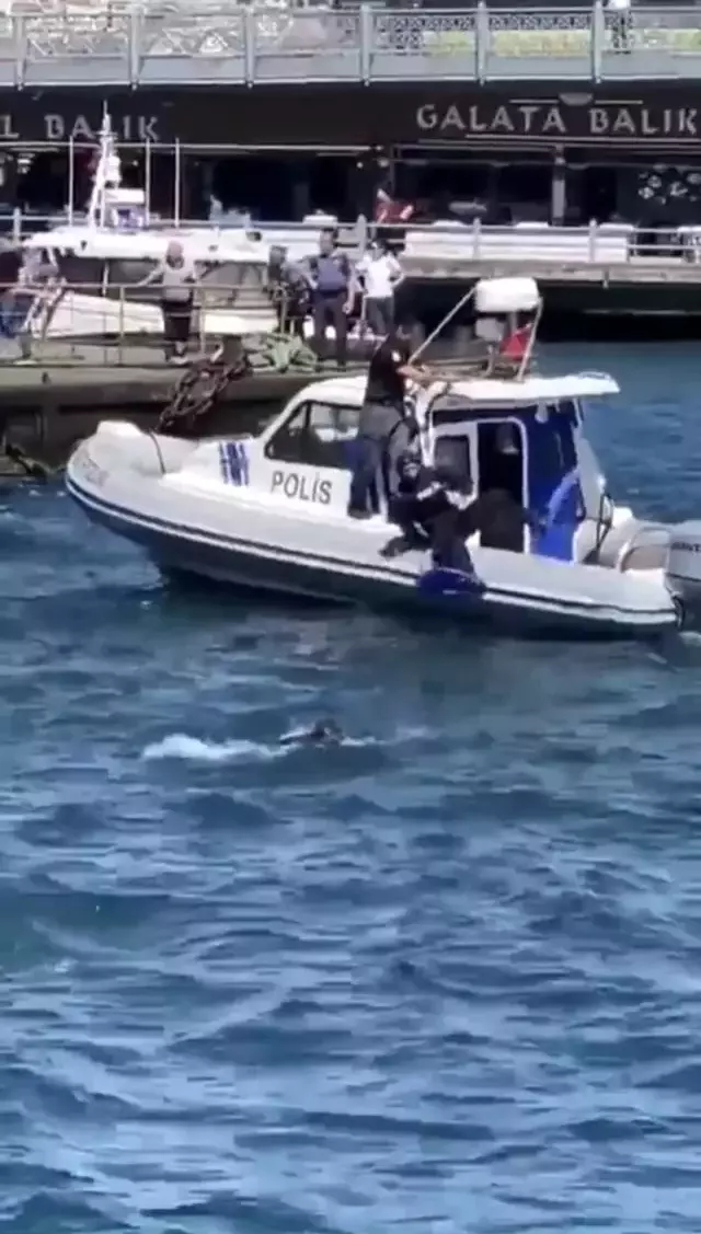 Haliç'te ilginç anlar! Suya atlayan adam çıkarılamadı, 'imdat' diye bağırarak dalgıçtan kaçtı