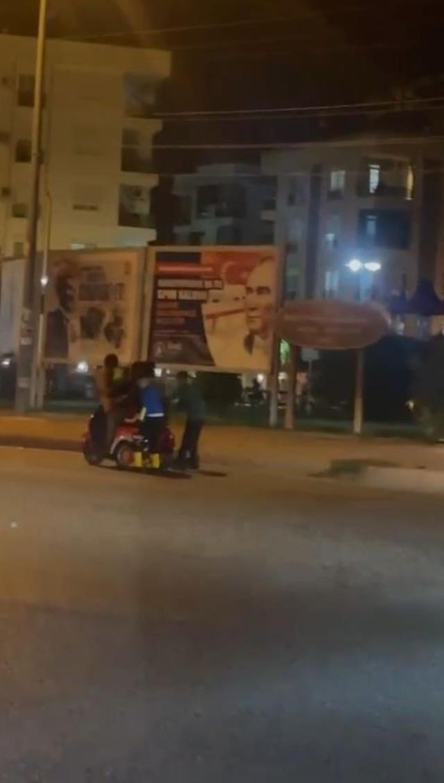 Elektrikli bisiklete 6 kişi binip yola çıkmaya çalıştılar, o anları kayda alan adamın sözleri daha skandal