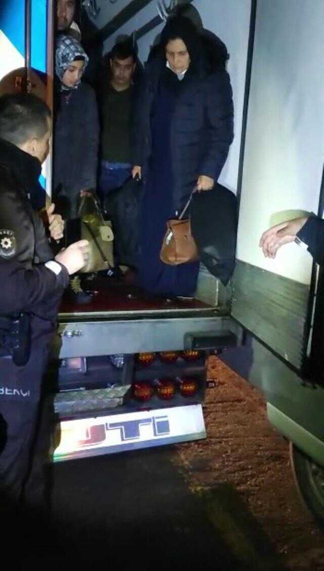 'Et taşıyoruz' dediler, kamyonun kasasından 23 kaçak göçmen çıktı