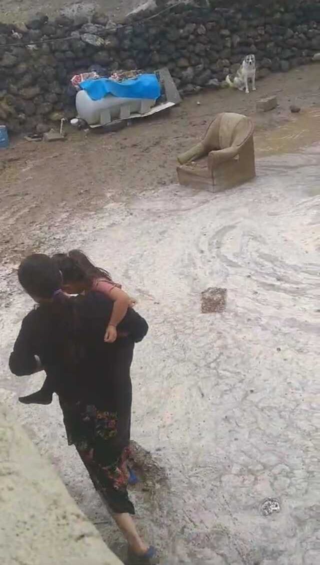 Doğubayazıt'ta sağanak sonrası sel: Evler ve tarım arazileri su altında