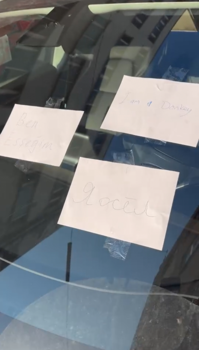 Aracını yolun ortasında bıraktı, esnaf 3 dilde 'Ben eşeğim' yazılı not bıraktı