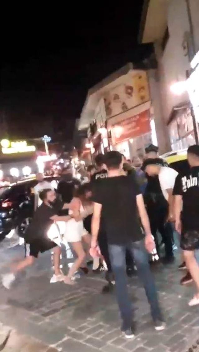 Kızların tekme tokat kavgasında erkekler 'Kafasına vur' tezahüratında bulundu