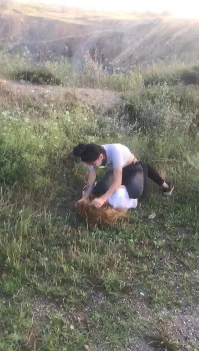 'İtildi mi, atladı mı' incelemesi sürerken arkadaşlarının Elif'i dövdüğü anlar ortaya çıktı
