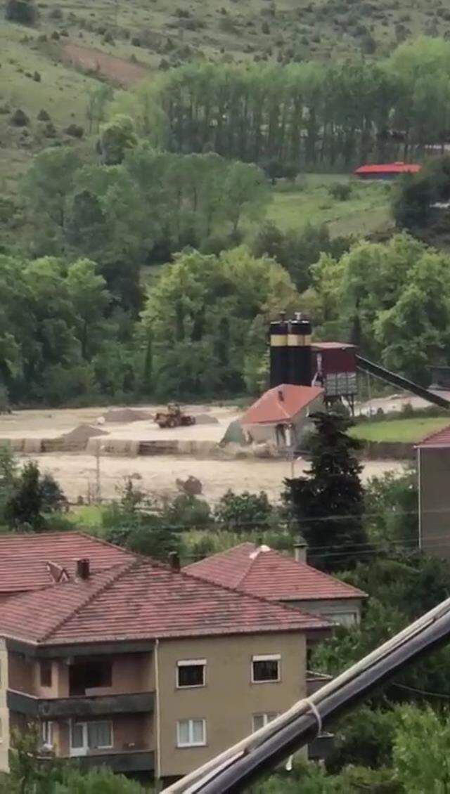 Sel sularının şiddetini en iyi anlatan görüntü! Beton şantiyesinin binasını tuzla buz etti