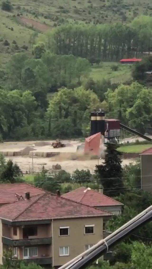 Sel sularının şiddetini en iyi anlatan görüntü! Beton şantiyesinin binasını tuzla buz etti