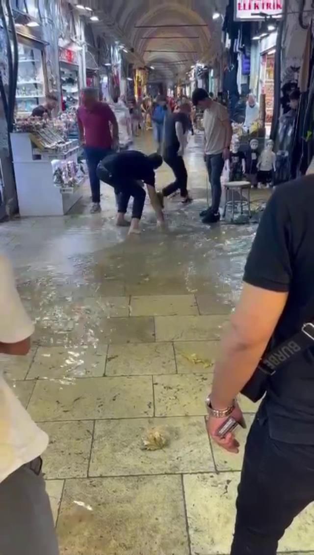 Tarihi Kapalı Çarşı'yı su bastı, esnaf zor anlar yaşadı