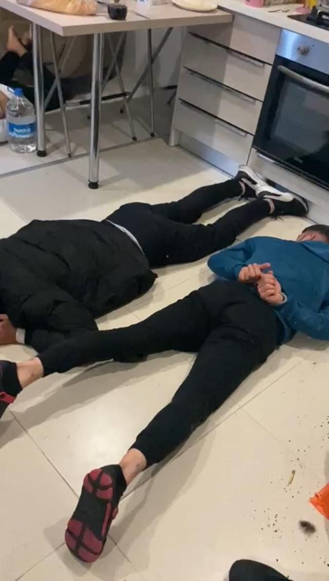 İhbarı değerlendiren polisin baskın yaptığı evden cephanelik çıktı! Aralarında atışa hazır lav silahı bile var