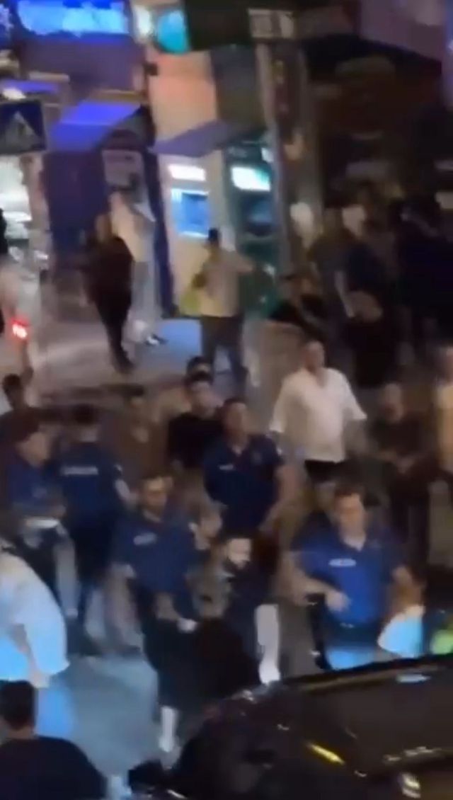 Hatalı park uyarısı yapılan sürücü ve yakınları polise saldırdı