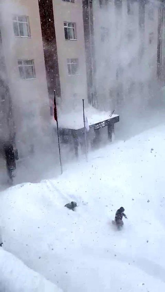 Yurdun çatısından düşen kar kütlesi, az kalsın 2 öğrenciyi öldürüyordu