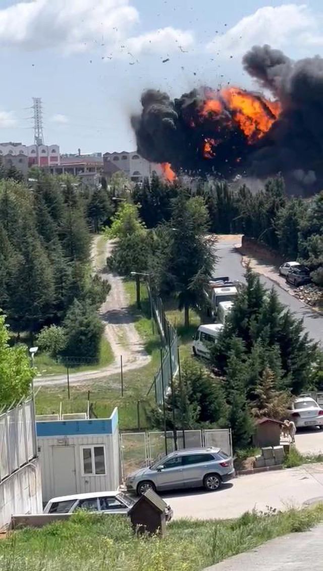 Tuzla'daki vernik fabrikasında büyük patlama! İtfaiye ekipleri yangına müdahale ediyor