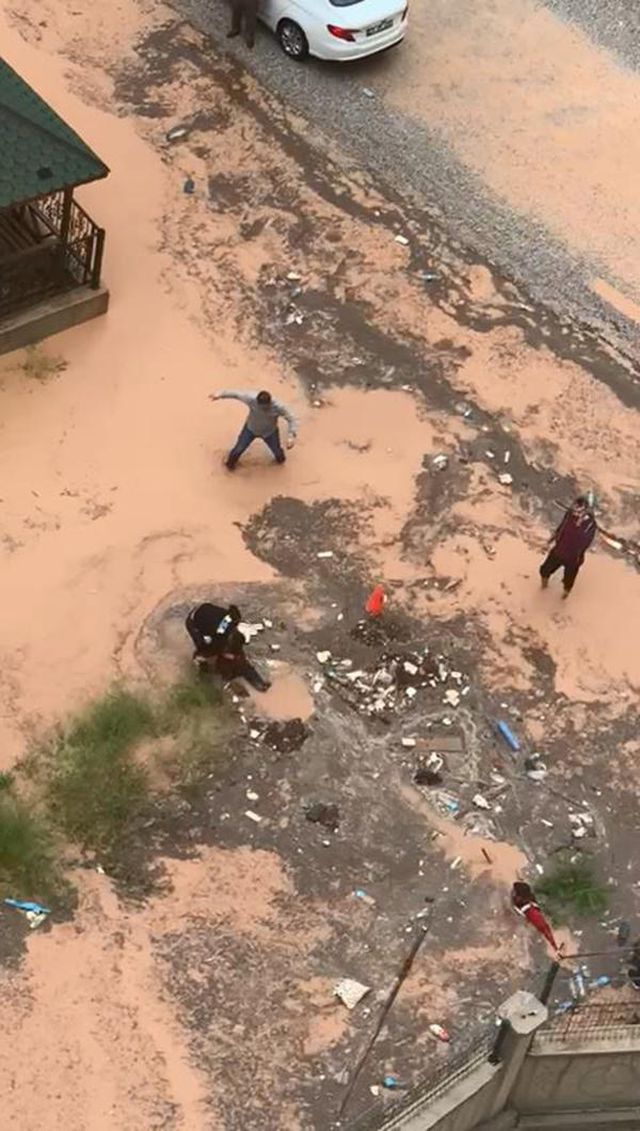 Efsun, sağanakla su dolan çukura düştü; kurtarılma anı kamerada