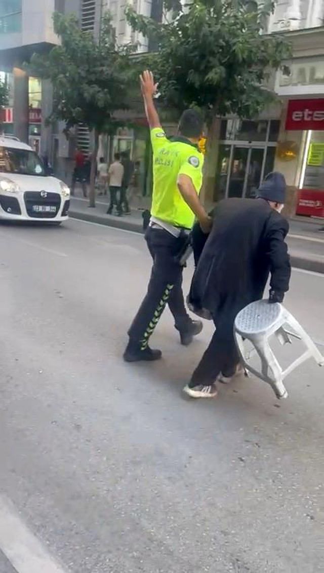 Polisten yürek ısıtan davranış! Trafik akışını yaşlı amca için durdurdu