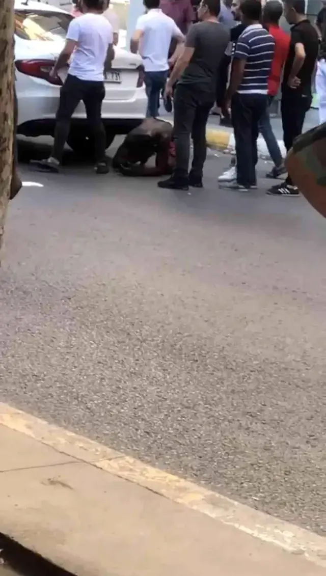 Sinir krizi geçiren Nijeryalı, Esenyurt'u birbirine kattı! Yalın ayak gezip, otomobilin tavanını patlattı