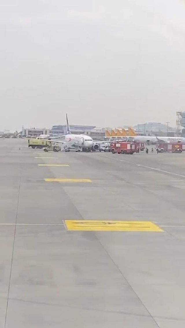Sabiha Gökçen'de hareketli dakikalar! İniş yapan yolcu uçağının tekeri patladı