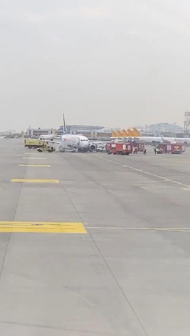 Sabiha Gökçen'de hareketli dakikalar! İniş yapan yolcu uçağının tekeri patladı