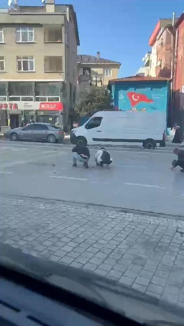 Paralarını yanına alıp scootera bindi, yolda poşet yırtılınca paralar yola saçıldı