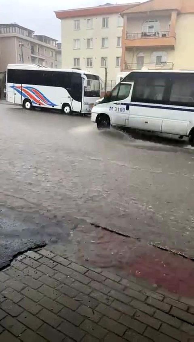 Büyükçekmece'de sağanak yağış sonrası yollar göle döndü