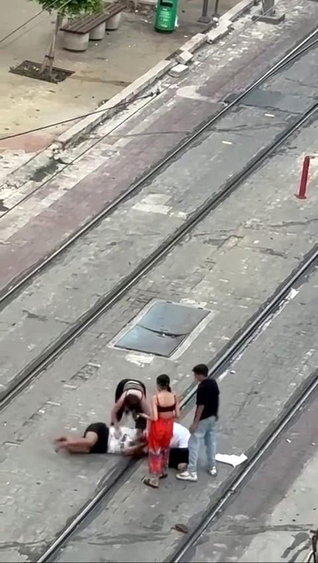 Antalya'da 4 kadın tramvay yolunda kavga etti