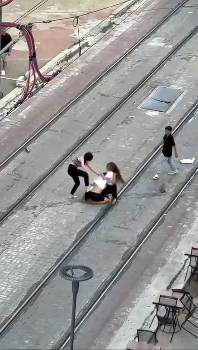 Antalya'da 4 kadın tramvay yolunda kavga etti