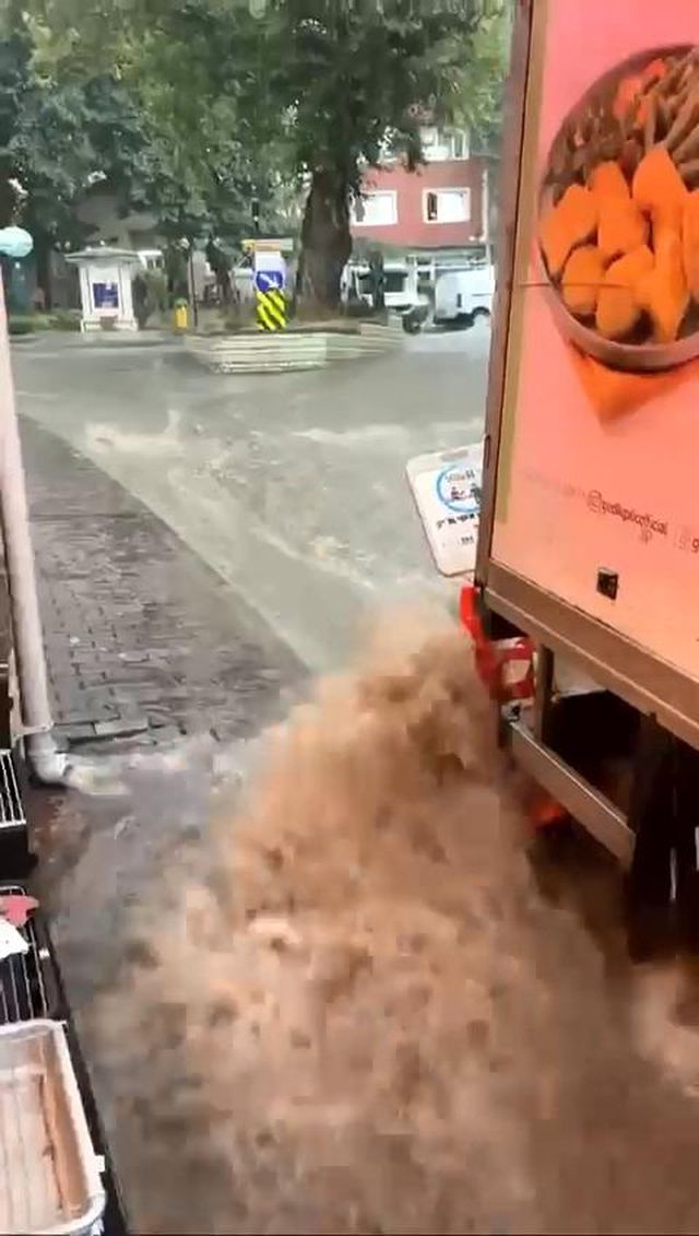 Bursa'da yollar dereye, merdivenler şelaleye döndü