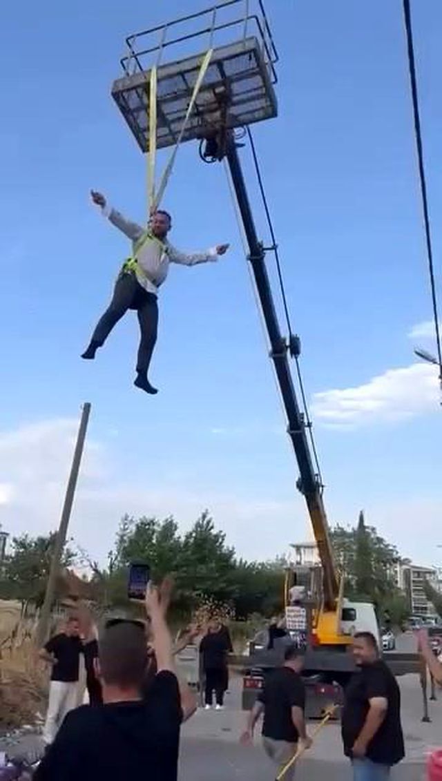 Damada görülmemiş işkence! Vince asıp altında göbek attılar