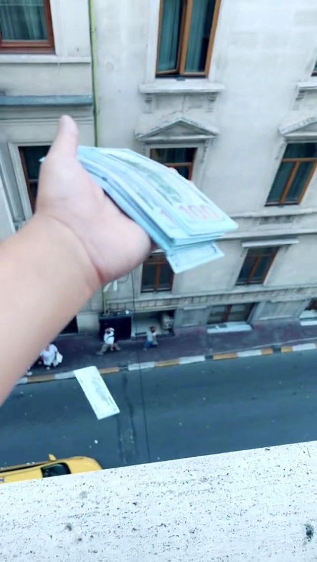 Beyoğlu'ndaki otelin penceresinden tomar tomar dolar saçan şahıs yakalandı