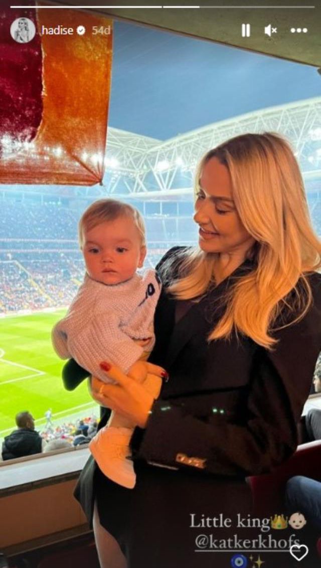 Tribünden izledi! Hadise, Galatasaraylı yıldızın çocuğunu kucağına alıp poz paylaştı