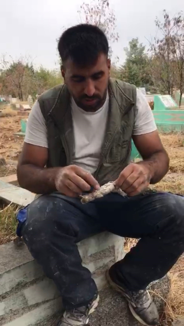Mezarlıkta kan donduran manzara! Bulur bulmaz yaktı