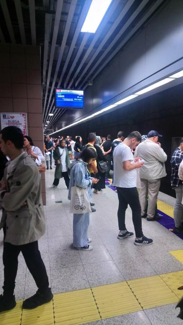 Marmaray metrosunda arıza! Seferler tek yönlü gecikmeli yapılıyor, duraklarda yoğunluk var