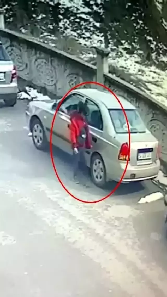 Otomobillerinde derin çizikler oluşan mahalle sakinleri, güvenlik kayıtlarını izlediklerinde gördüklerine inanamadı