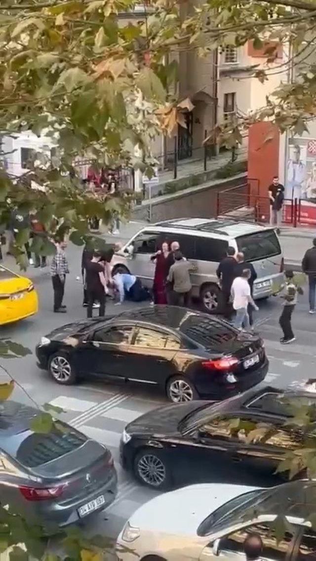 Anne ve kızına çarpıp kaçmaya çalışan sürücüye esnaf dayağı