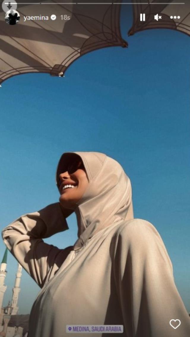 Umreye giden Sırp şarkıcı Emina Jahovic, başörtüsü takarak poz verdi