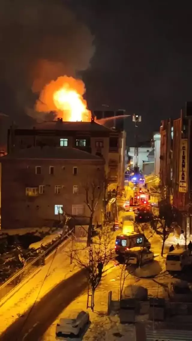 İstanbul'un göbeğinde korku dolu gece! Alevlerin sardığı binada yaşanan patlama saniye saniye kamerada