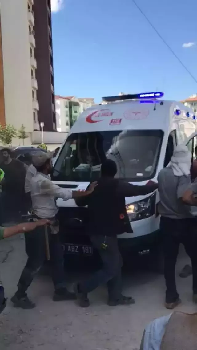 İnşaattan düşen kişi için gelen sağlık ekibi saldırıya uğradı, hastaneye 'geç' kaldırılan işçi öldü