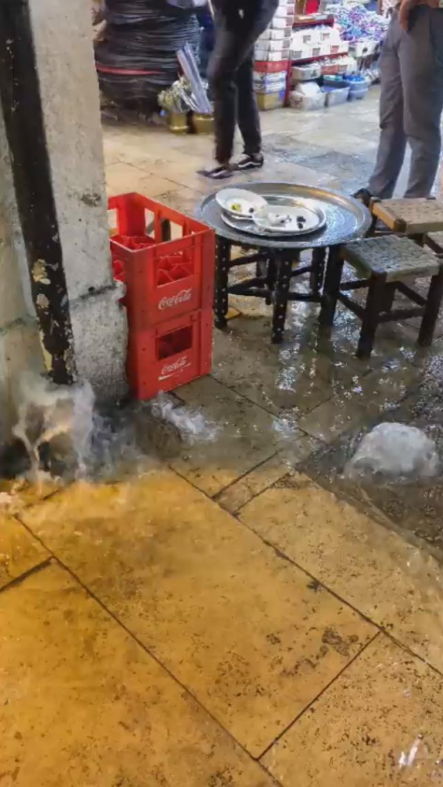 Tarihi Kapalı Çarşı'yı su bastı, esnaf zor anlar yaşadı