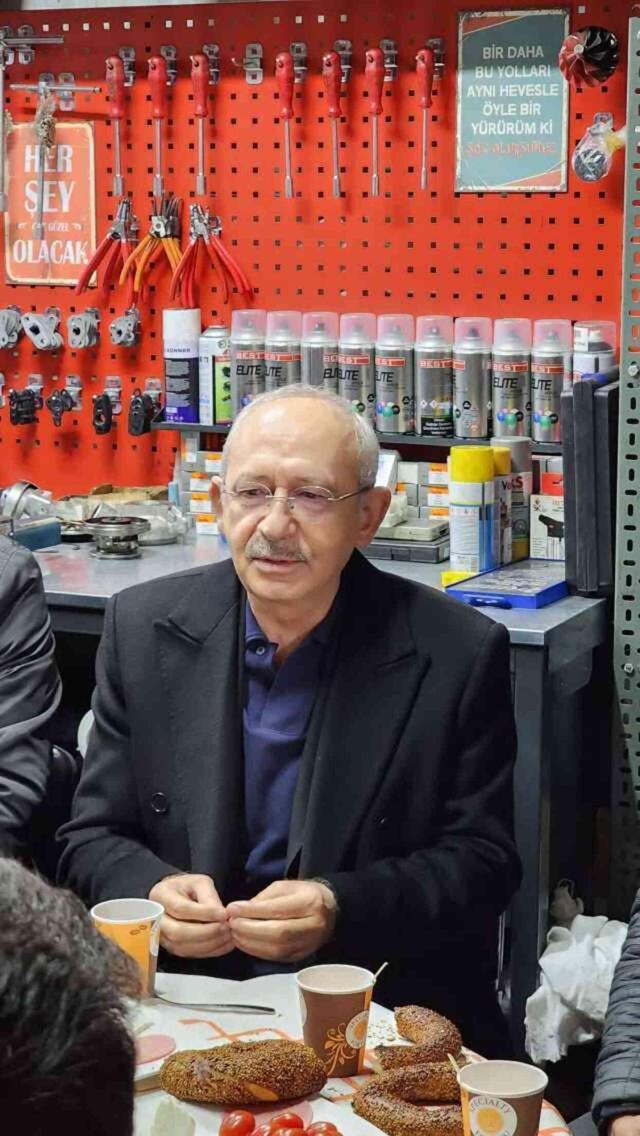 Sahalara geri dönen Kılıçdaroğlu, arkasındaki yazıyla mesaj mı verdi?