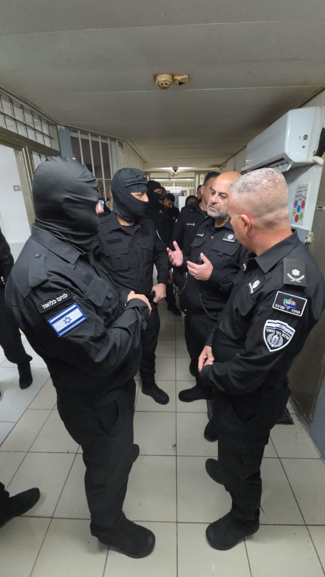 İsrail'li bakan Ben-Gvir gardiyan kılığına girip hapishane bastı