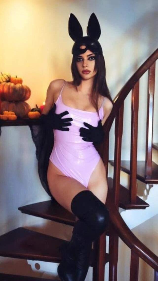 Defne Samyeli'nin kızı Derin Talu'dan ilk işi için olay yaratan pozlar