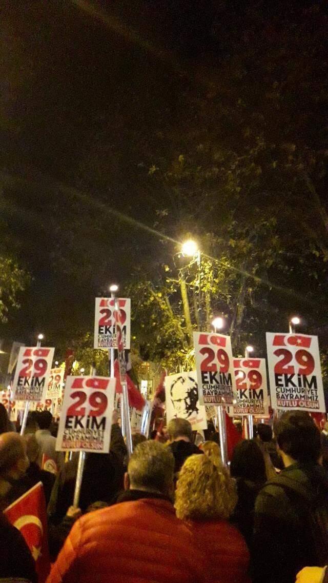 Bağdat Caddesi'nde Cumhuriyet Bayramı coşkusu! Binlerce kişiyle fener alayı düzenlendi