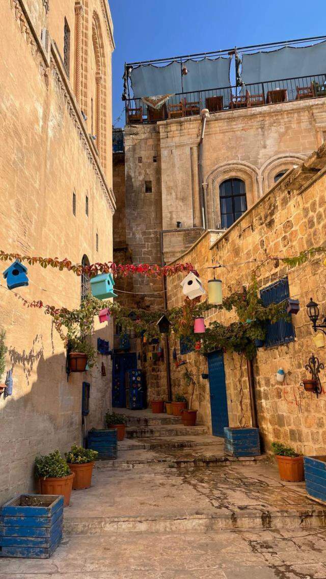 Başak Dizer ve Kıvanç Tatlıtuğ, el ele Mardin'i gezdi