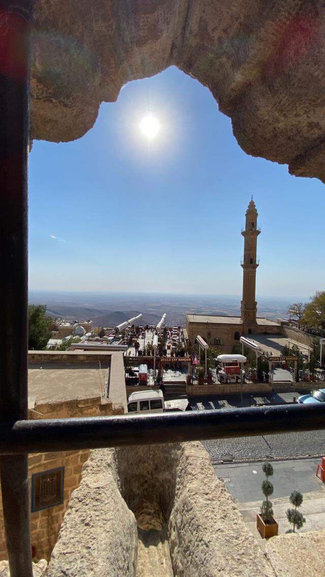 Başak Dizer ve Kıvanç Tatlıtuğ, el ele Mardin'i gezdi